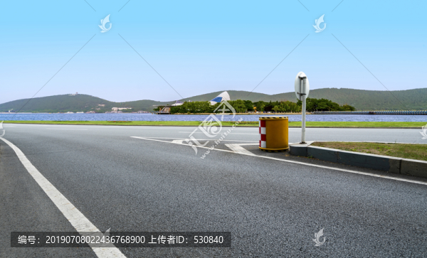 公路弯道和远山湖泊
