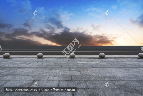 地砖路面和天空云彩