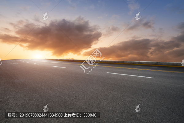 公路弯道和天空云彩