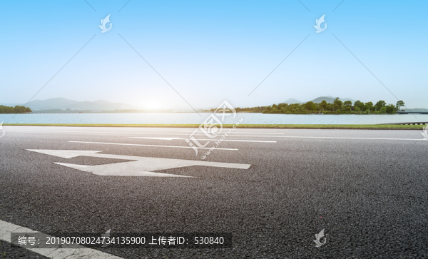 道路地面和远山湖泊