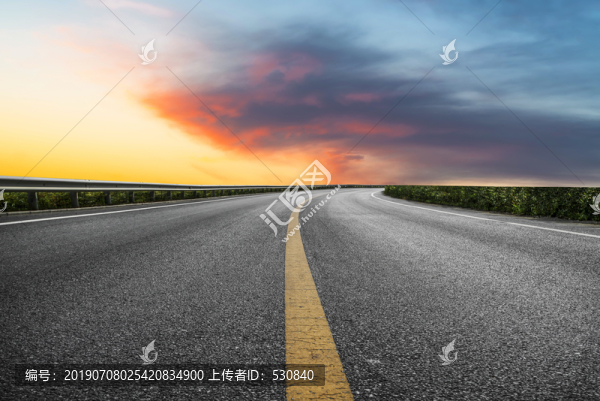 沥青路面天际线和天空云彩