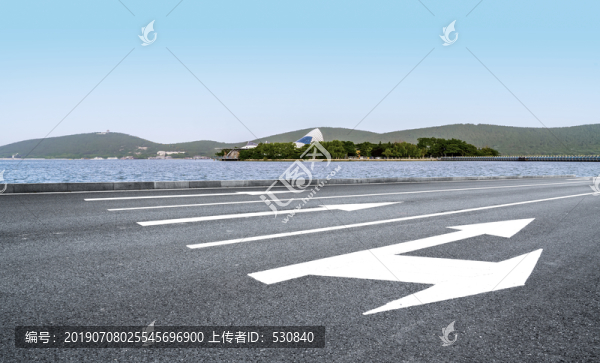 高速公路和远山湖泊