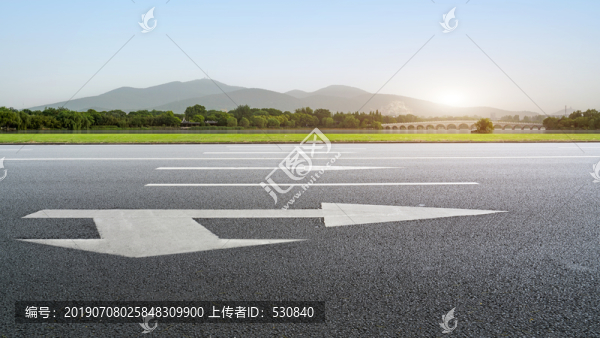 柏油马路和远山湖泊