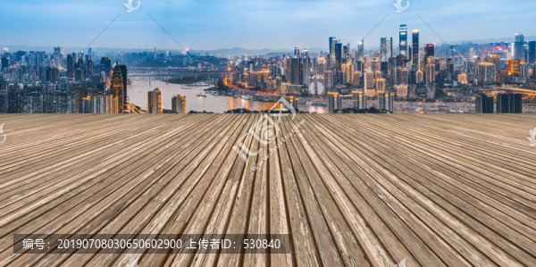 木地板路面和建筑景观夜景