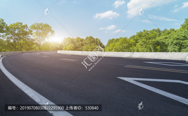 公路弯道和蓝天白云