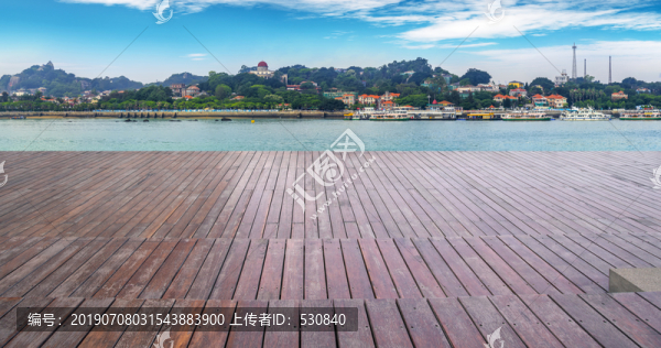 木地板路面和城市天际线