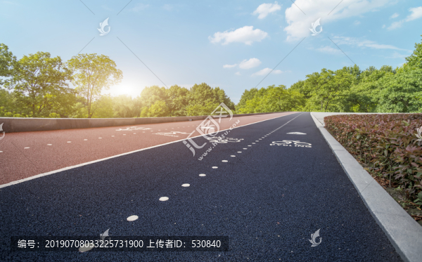 道路地面和蓝天白云