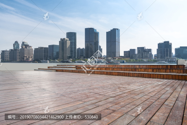 木地板路面和城市天际线