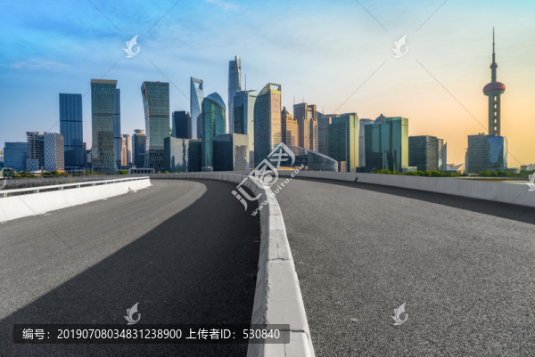 公路弯道和高楼大厦