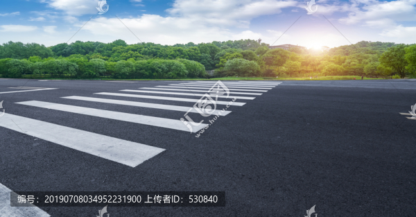 地面划线和远山绿树