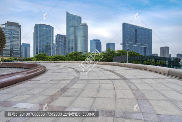 道路地面和城市天际线