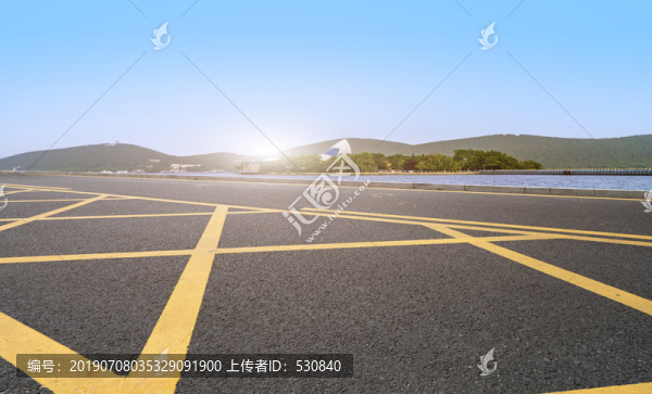 沥青路面和远山湖泊