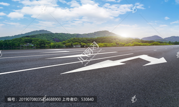 柏油马路和蓝天白云
