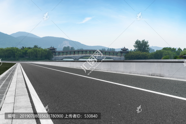 公路弯道和自然景观