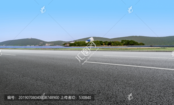 高速公路和蓝天白云