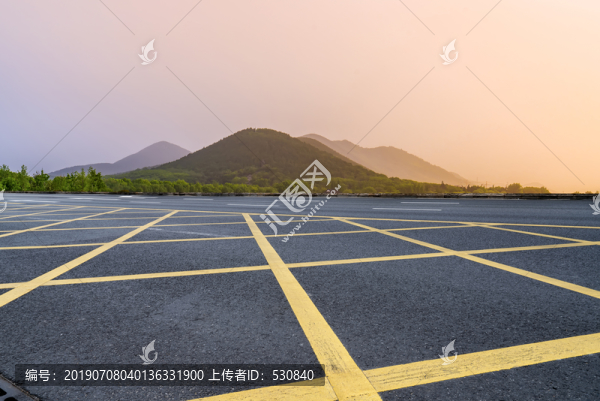 地面划线和天空云彩