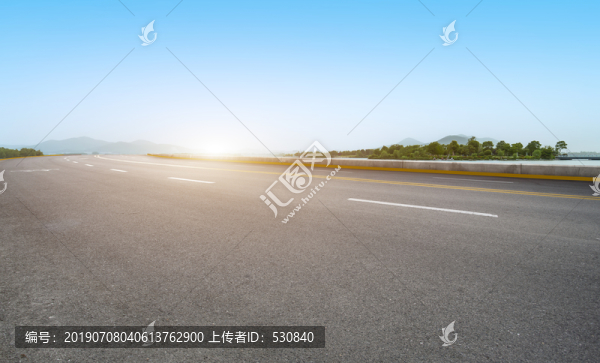 公路弯道和蓝天白云