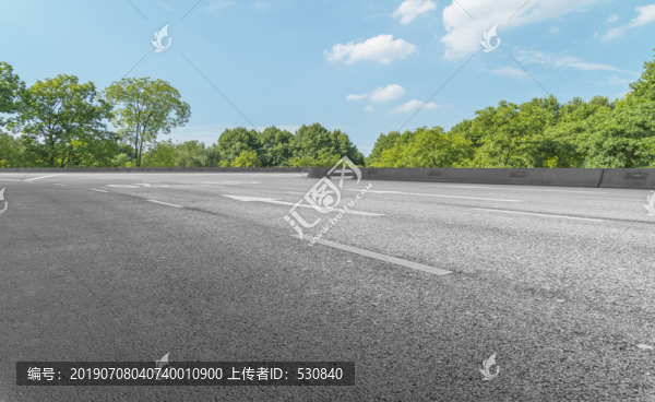 沥青路面和蓝天白云