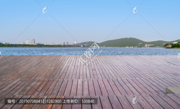 木板观景台和城市景观