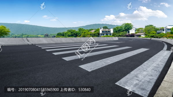 公路弯道和蓝天白云
