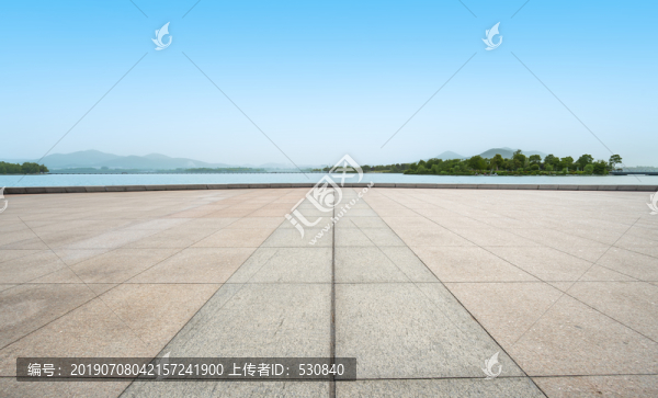 地砖路面和远山湖泊