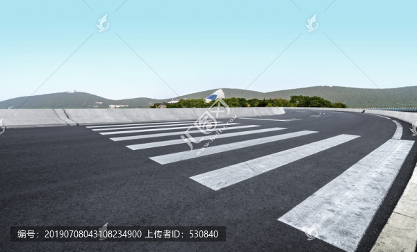 公路转弯口和蓝天白云