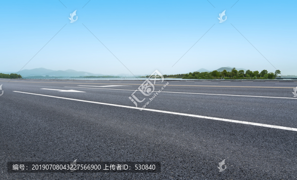 高速公路和蓝天白云