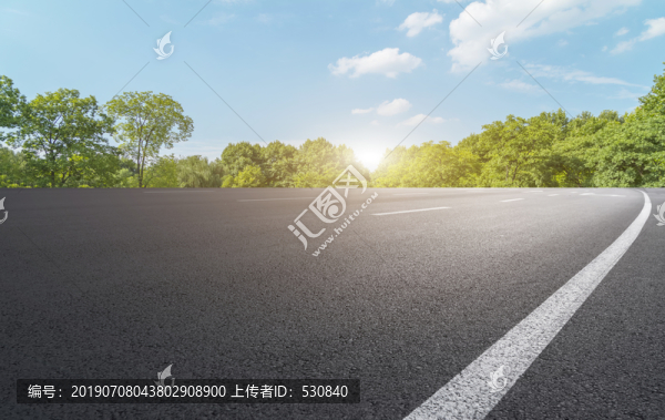 公路弯道和蓝天白云
