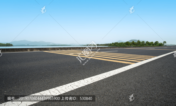柏油马路和远山湖泊