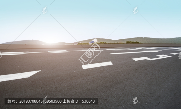 高速公路和蓝天白云