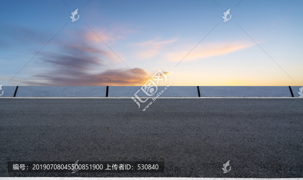 沥青路面和天空云彩