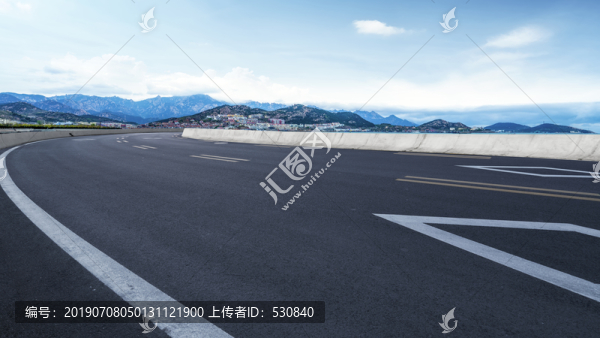 公路弯道和城市景观