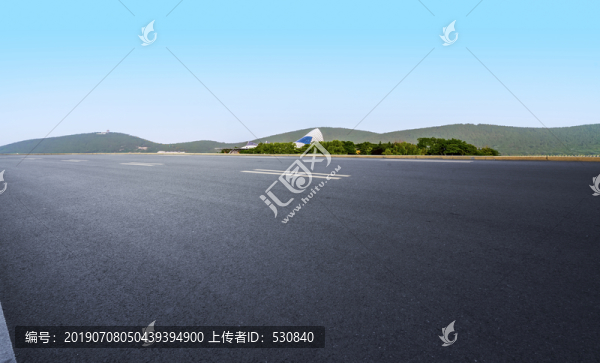 高速公路天际线和远山湖泊