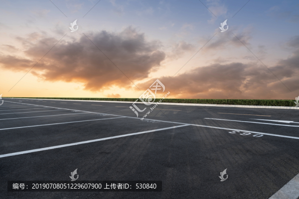 柏油马路路面和天空云彩