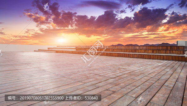 木板观景台和火烧云