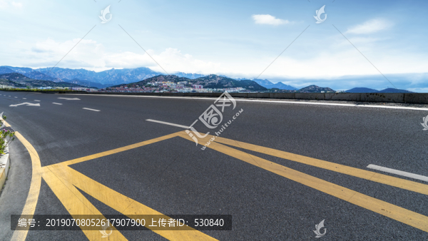 道路交通和蓝天白云