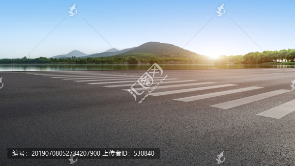 道路地面和远山湖泊
