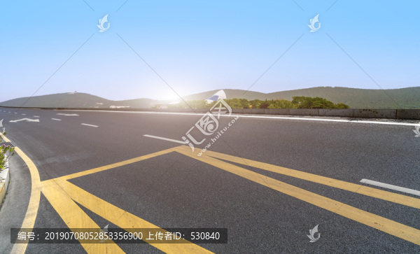 柏油马路和远山湖泊