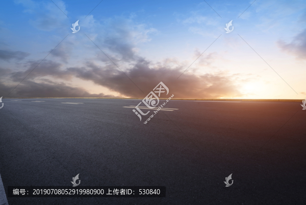 沥青路面天际线和天空云彩