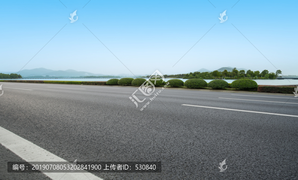 沥青路面和远山湖泊