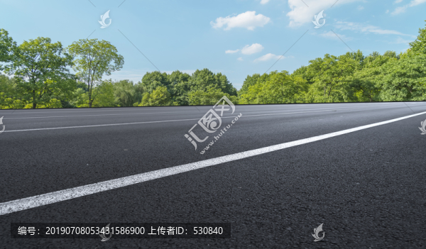 沥青高速公路天际线和蓝天白云