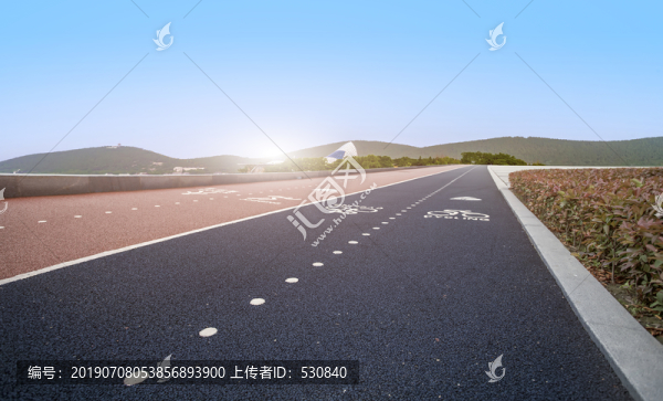 沥青路面和远山湖泊