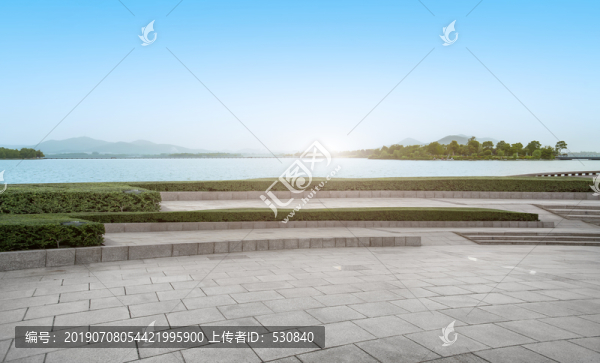 地砖路面和山水风光