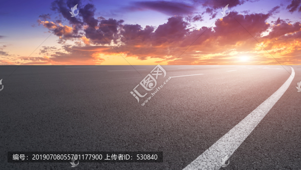 公路弯道和火烧云