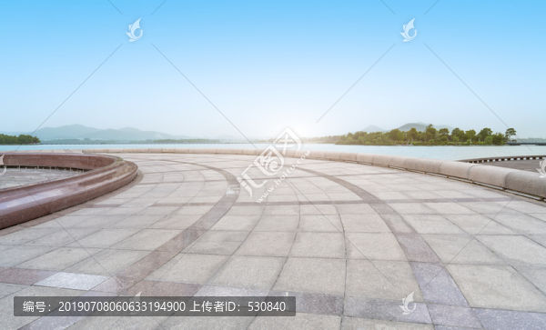 道路交通和绿树湖泊