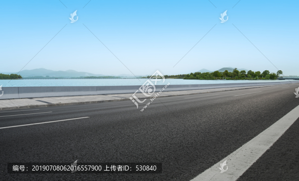 沥青路面和远山湖泊