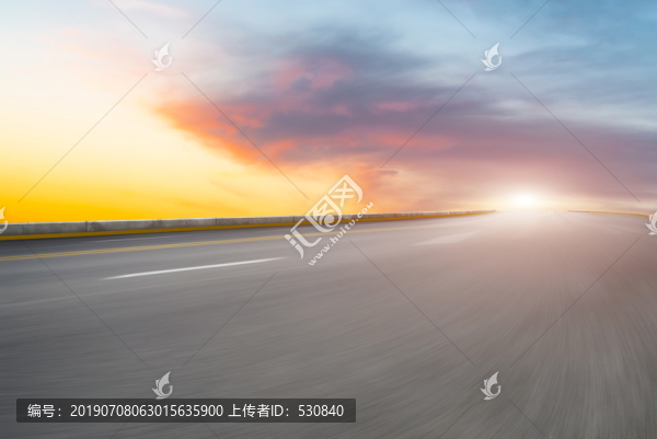 公路弯道和天空云彩