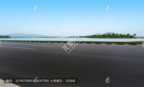 高速公路和远山湖泊