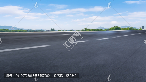 高速公路和远山绿树