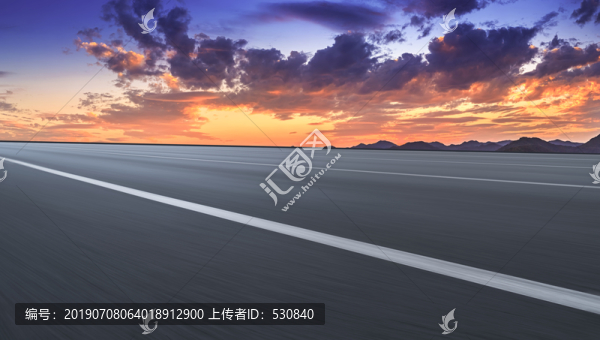 路面天际线和天空火烧云